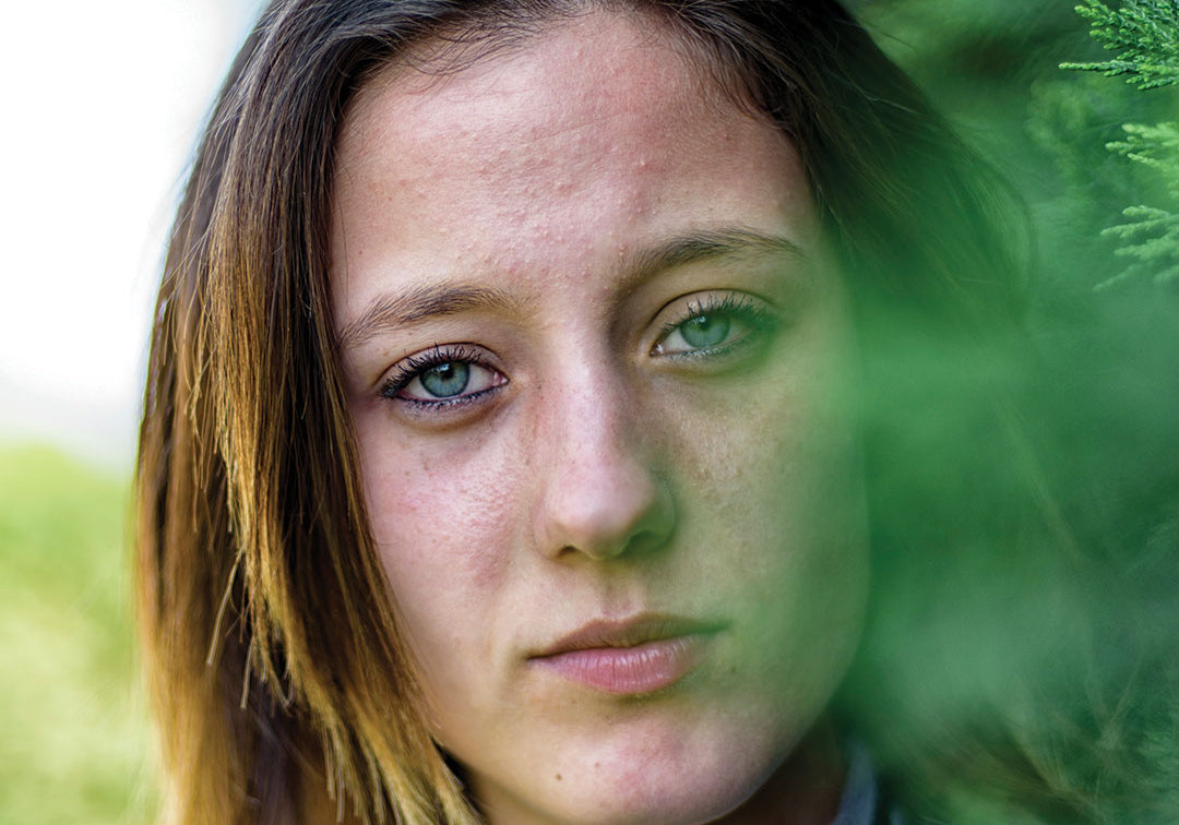 Portrait photo of young woman